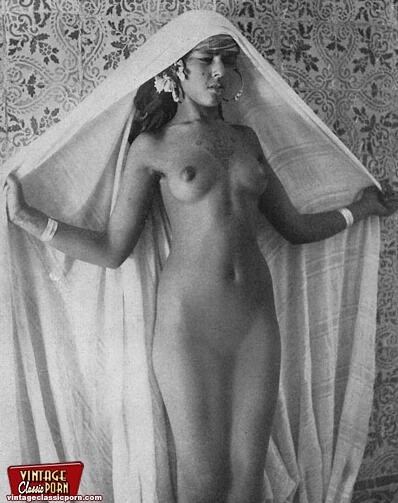 Ragazze etniche vintage che mostrano il loro bel corpo nudo sexy
 #67757837