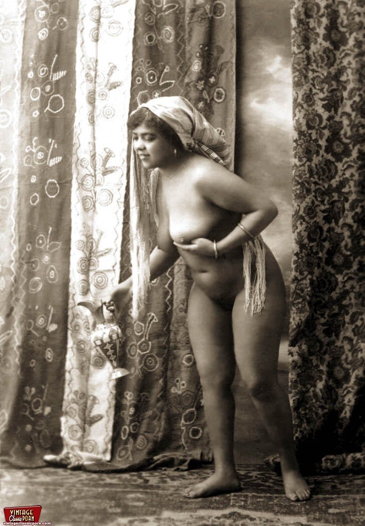 Ragazze etniche vintage che mostrano il loro bel corpo nudo sexy
 #67757864