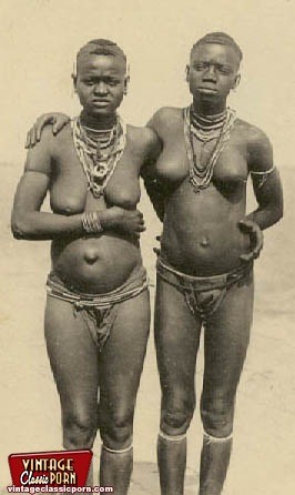 Ragazze etniche vintage che mostrano il loro bel corpo nudo sexy
 #67757867