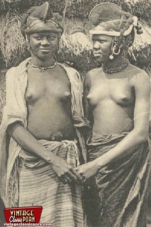 Ragazze etniche vintage che mostrano il loro bel corpo nudo sexy
 #67757873