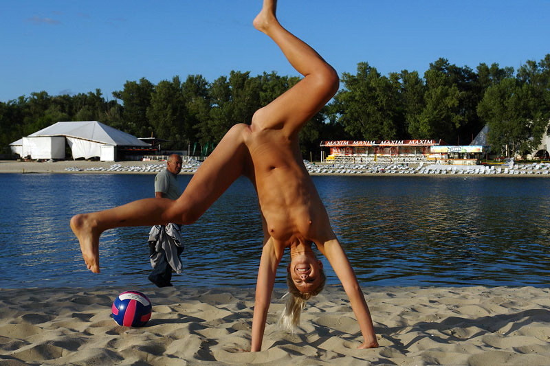 La bionda stupisce la spiaggia nudista con il suo corpo sexy
 #72249743