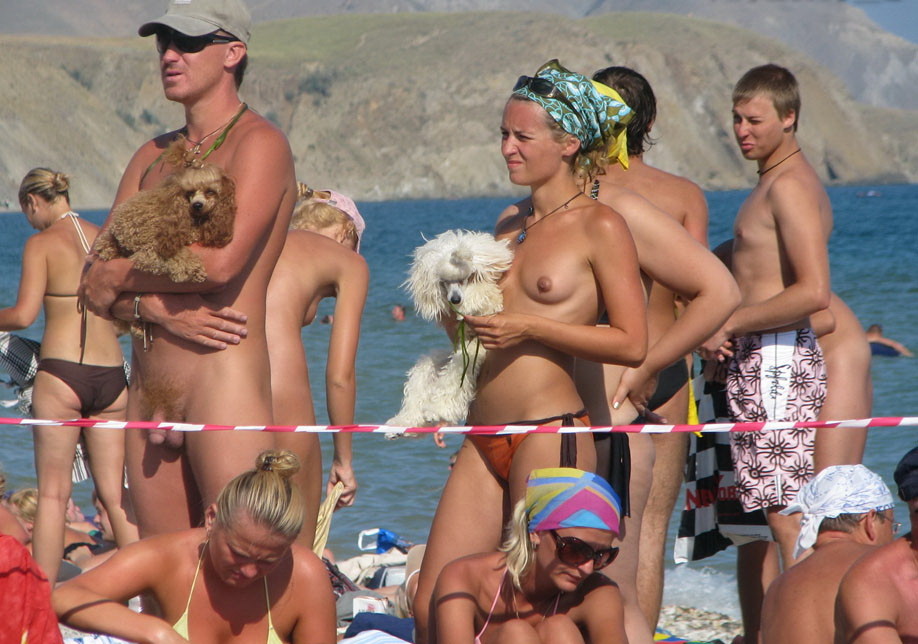 La bionda stupisce la spiaggia nudista con il suo corpo sexy
 #72249763