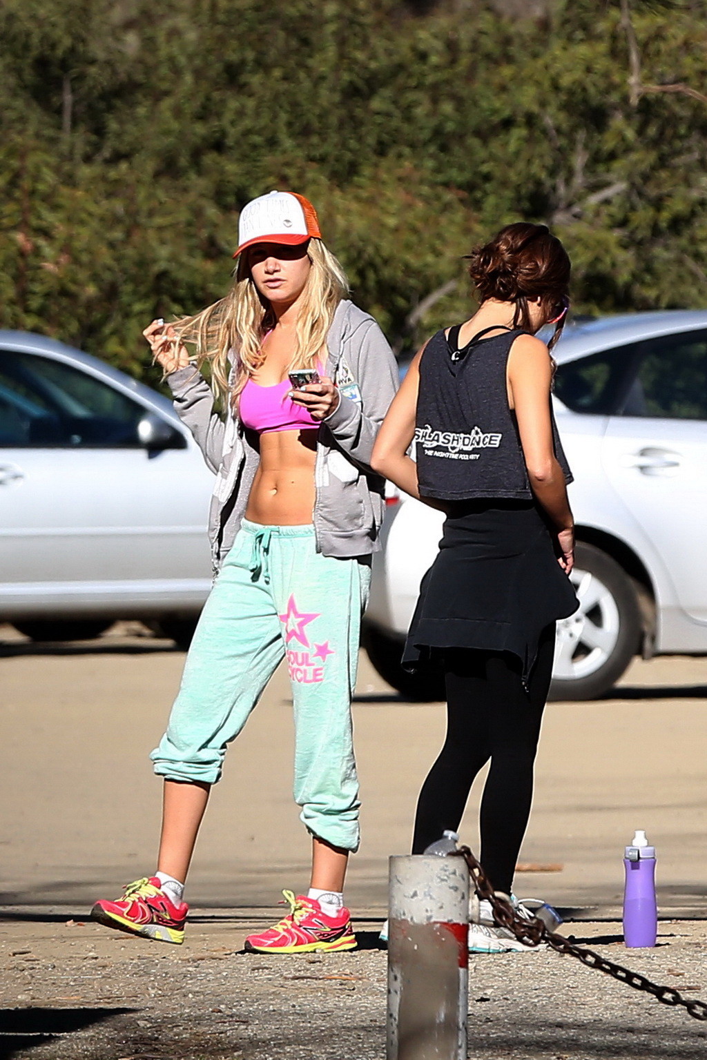 Ashley Tisdale fait une randonnée dans les collines d'Hollywood en portant un soutien-gorge de sport.
 #75243305