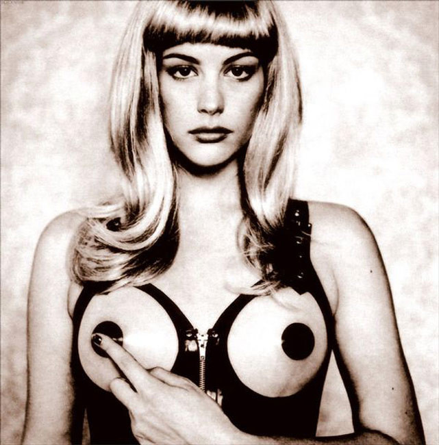 Atemberaubende Schauspielerin Liv Tyler zeigt ihre nackten Brüste
 #75433951