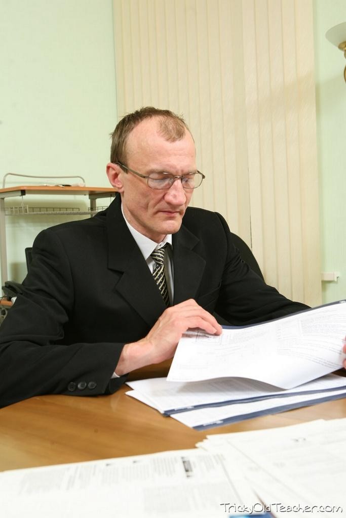 Um ihr Studium aufzuholen, muss sie ihren Lehrer ficken
 #79009751