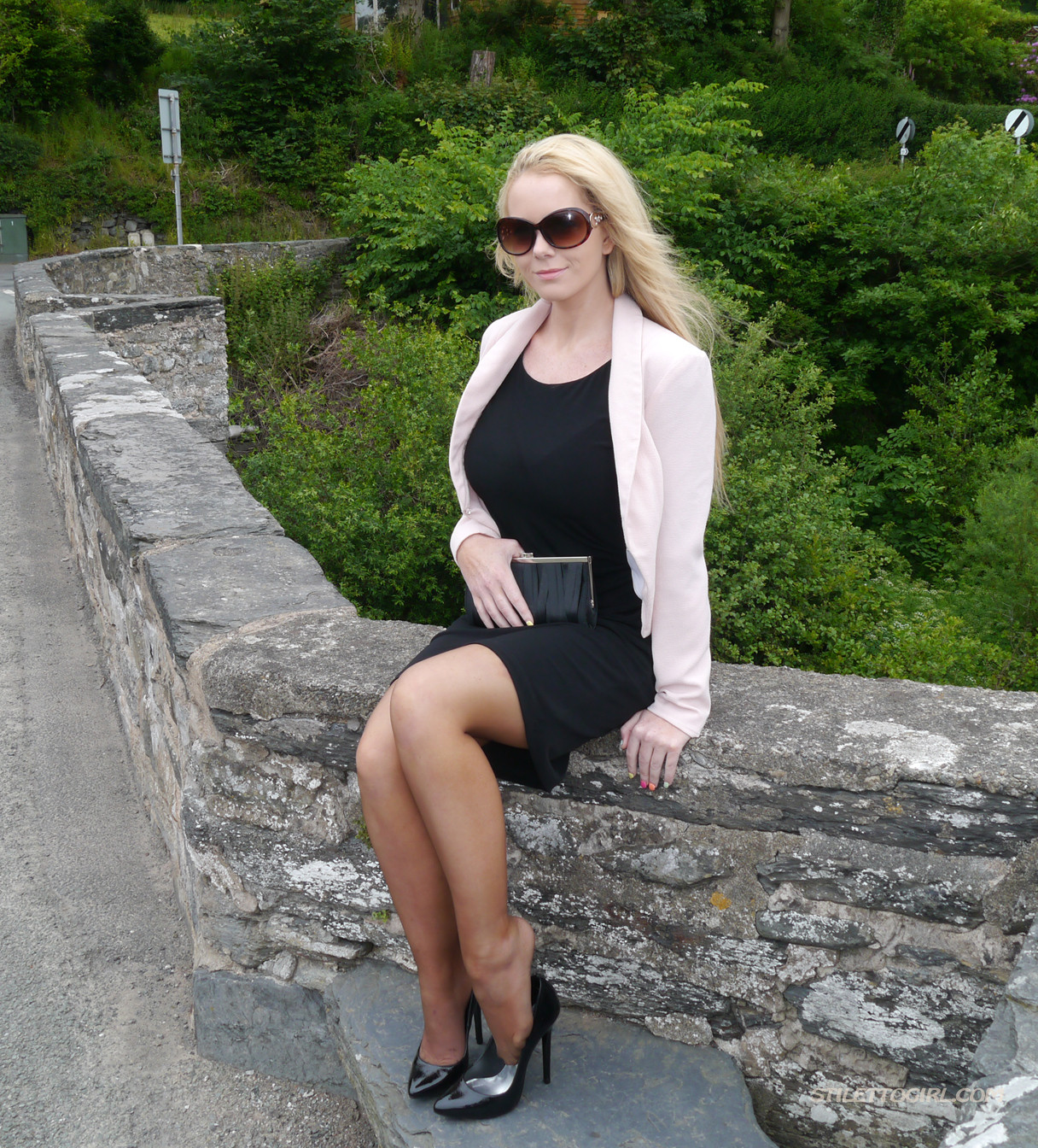 Wunderschöne blonde Larissa posiert in einem sexy schwarzen Kleid und passenden
 #74633210