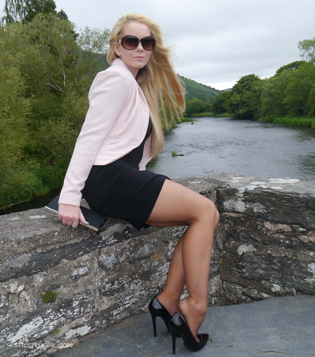 Wunderschöne blonde Larissa posiert in einem sexy schwarzen Kleid und passenden
 #74633241
