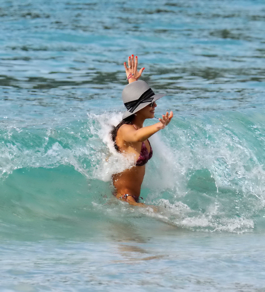 Jessica Alba indossa un piccolo bikini viola in spiaggia a St.Barts
 #75236030