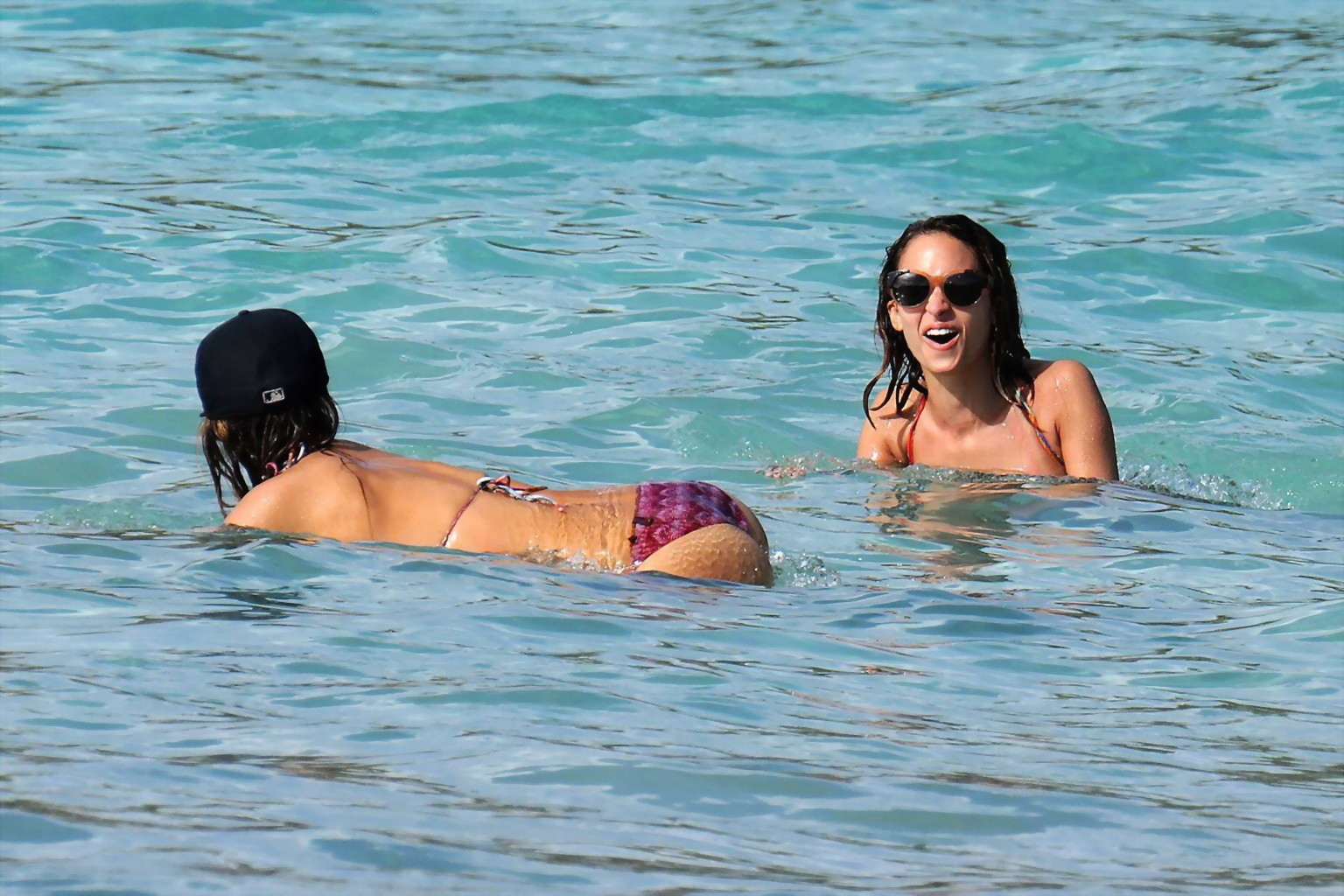 Jessica Alba indossa un piccolo bikini viola in spiaggia a St.Barts
 #75236069