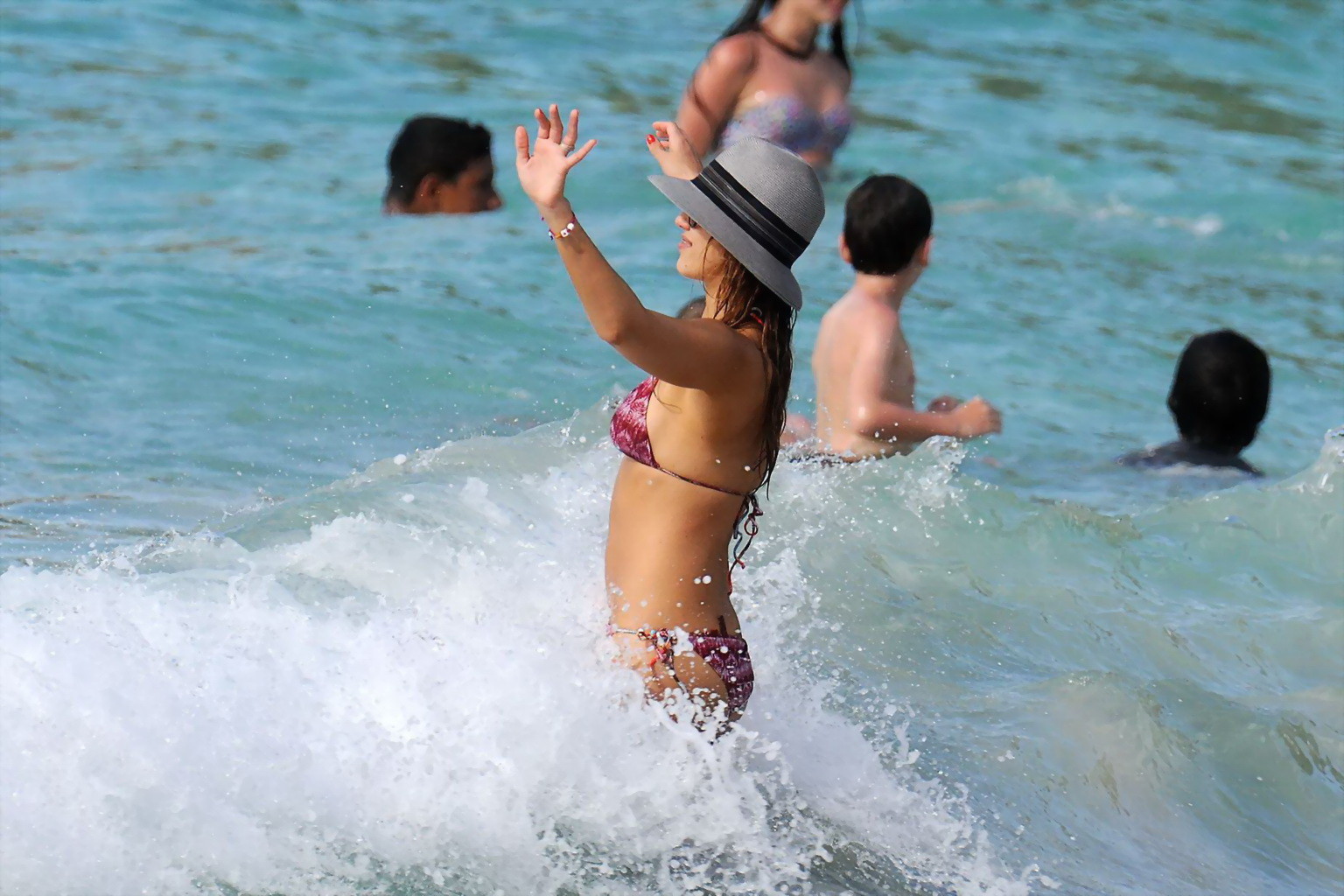 Jessica Alba porte un minuscule bikini violet à la plage de Saint-Barthélemy.
 #75236091