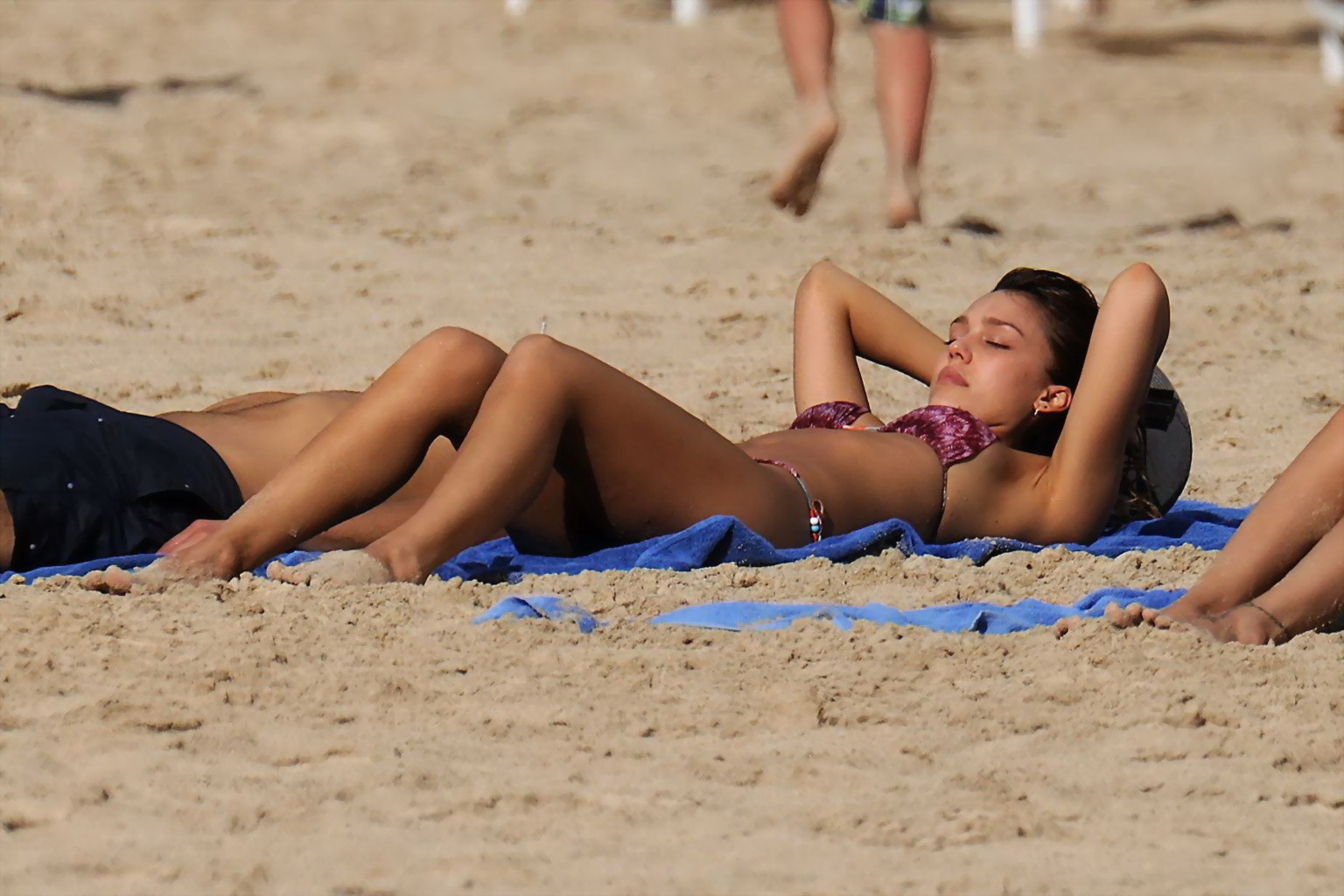 Jessica Alba porte un minuscule bikini violet à la plage de Saint-Barthélemy.
 #75236142