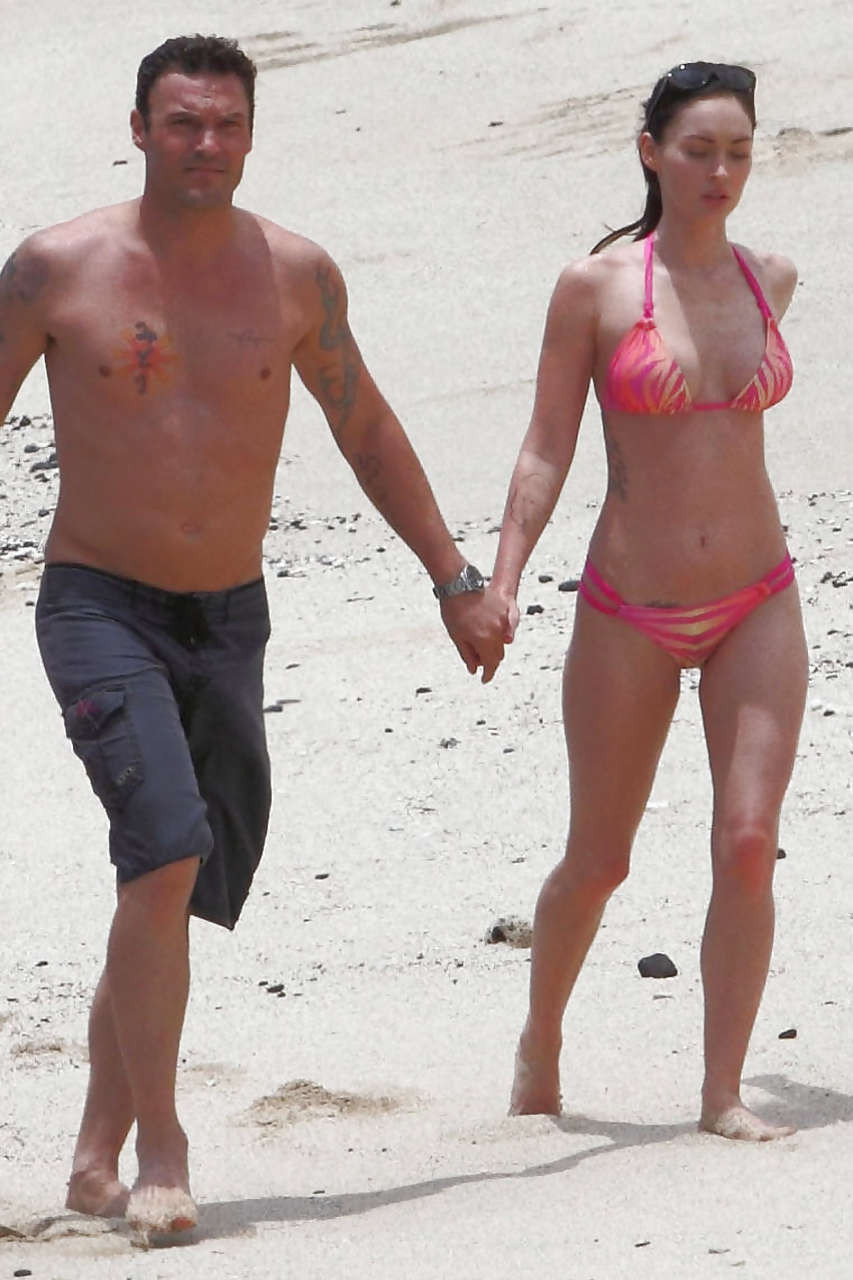 Megan fox mostrando su gran cuerpo y luciendo muy sexy en bikini rojo en la playa pa
 #75299520