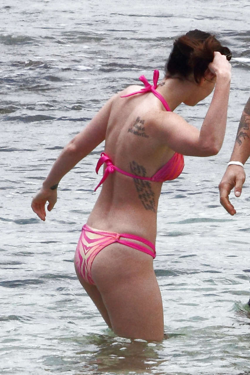 Megan fox zeigt ihren tollen Körper und sieht sehr sexy aus im roten Bikini am Strand pa
 #75299538