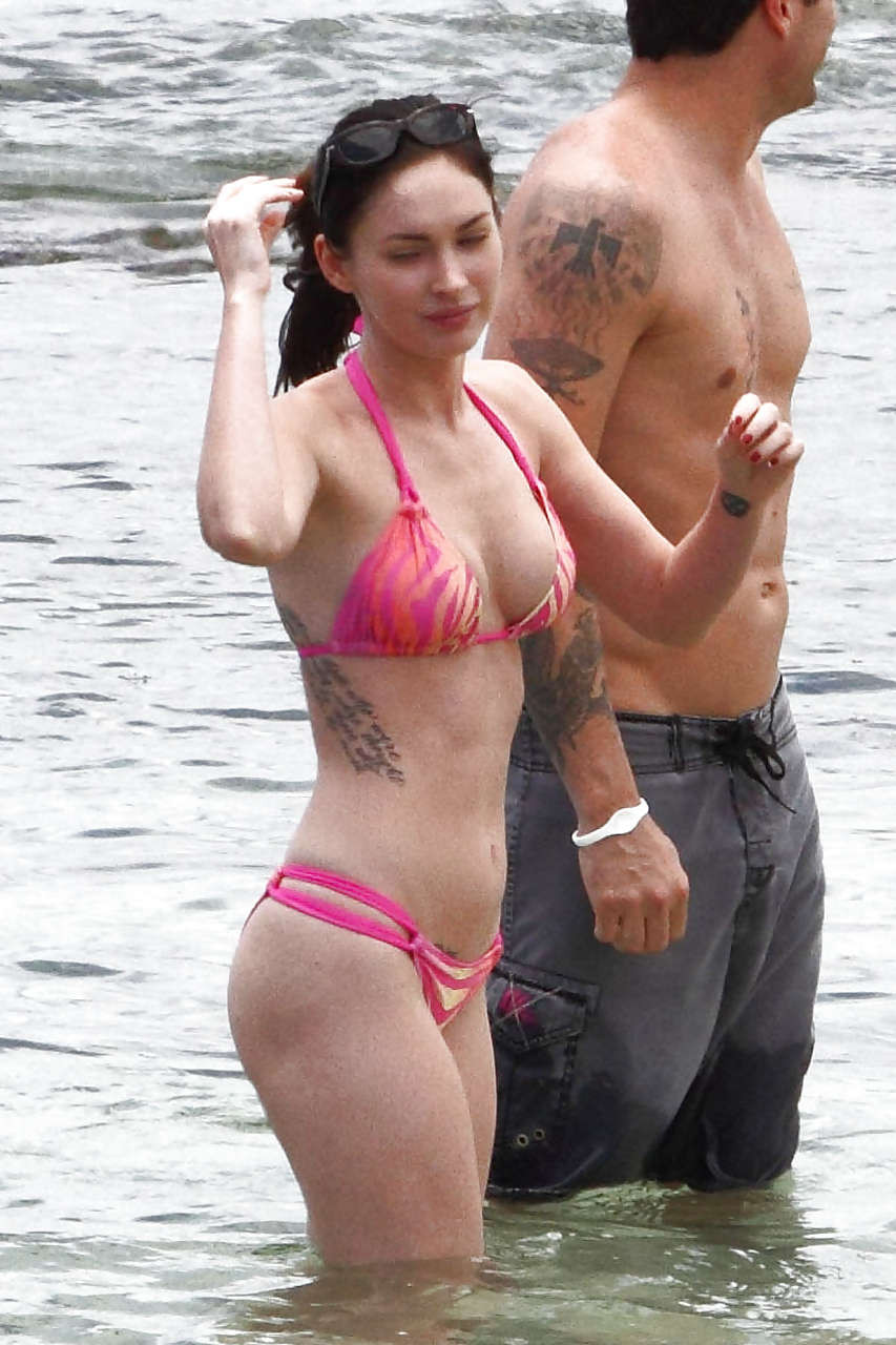 Megan fox zeigt ihren tollen Körper und sieht sehr sexy aus im roten Bikini am Strand pa
 #75299551