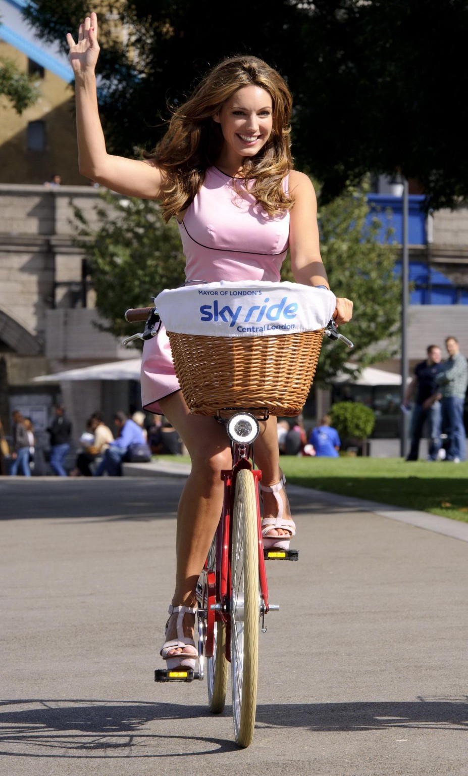 Kelly Brook in bicicletta in mini abito per il lancio dello skyride di Londra
 #75290459