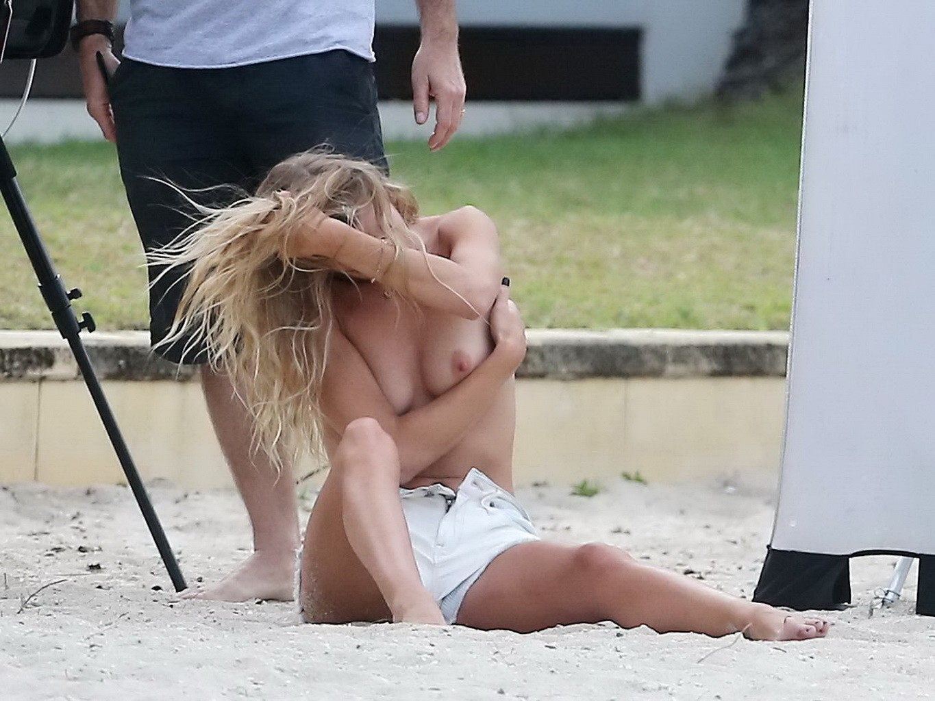 Rosie huntington-whiteley en topless con un pantalón corto vaquero blanco haciendo un photosho de playa
 #75224238