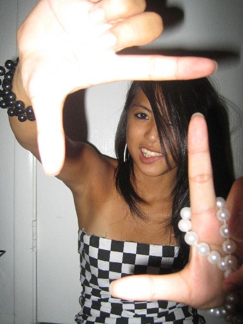Una joven asiática muy linda divirtiéndose y tomando fotos en el espejo
 #69826556