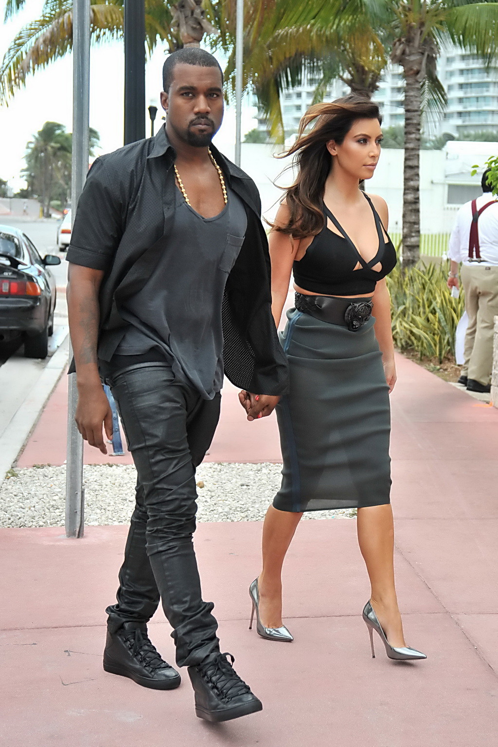 Kim Kardashian vollbusig trägt winzige Top und sehen durch Rock keine Unterwäsche bei pr #75250473