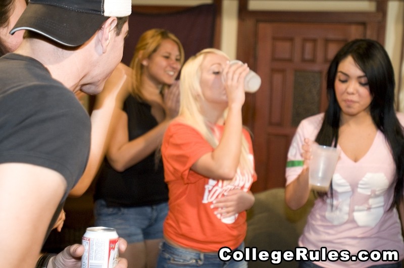 Freche College-Mädchen waren betrunken und hatten Mädchen zu Mädchen Sex
 #74517889
