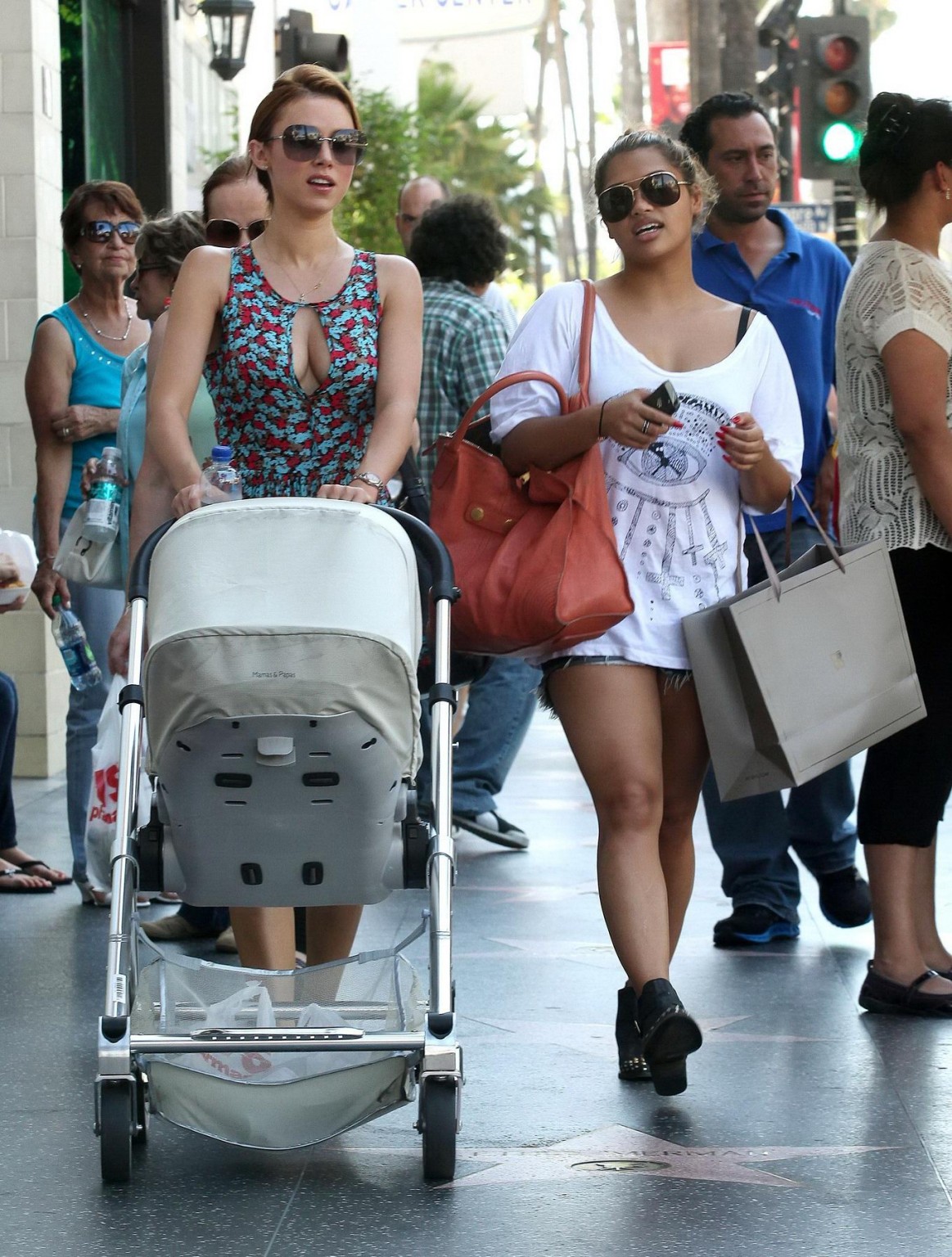 Una healy muestra un enorme escote mientras va de compras en los angeles
 #75254750