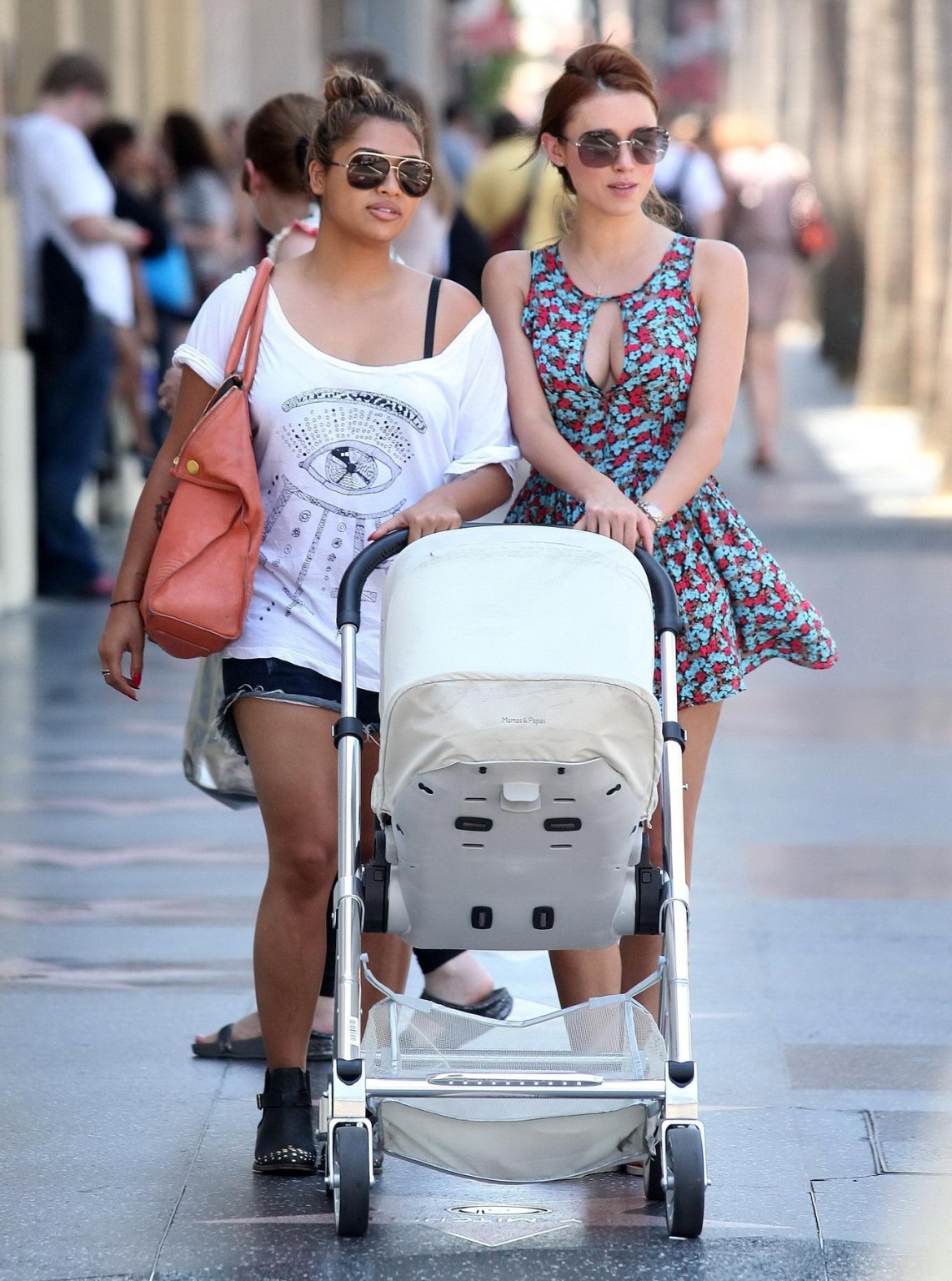 Una healy muestra un enorme escote mientras va de compras en los angeles
 #75254759