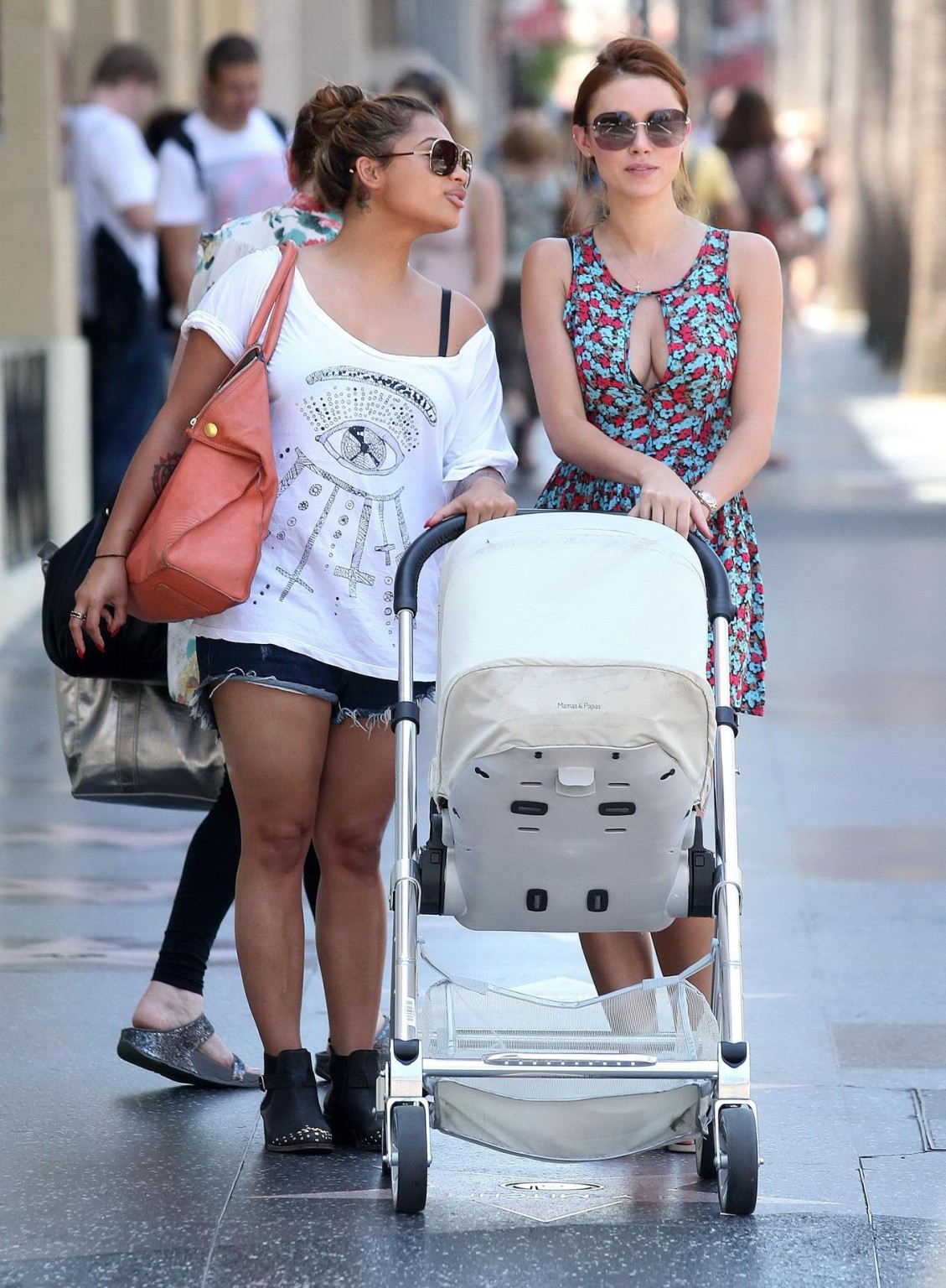 Una healy muestra un enorme escote mientras va de compras en los angeles
 #75254764