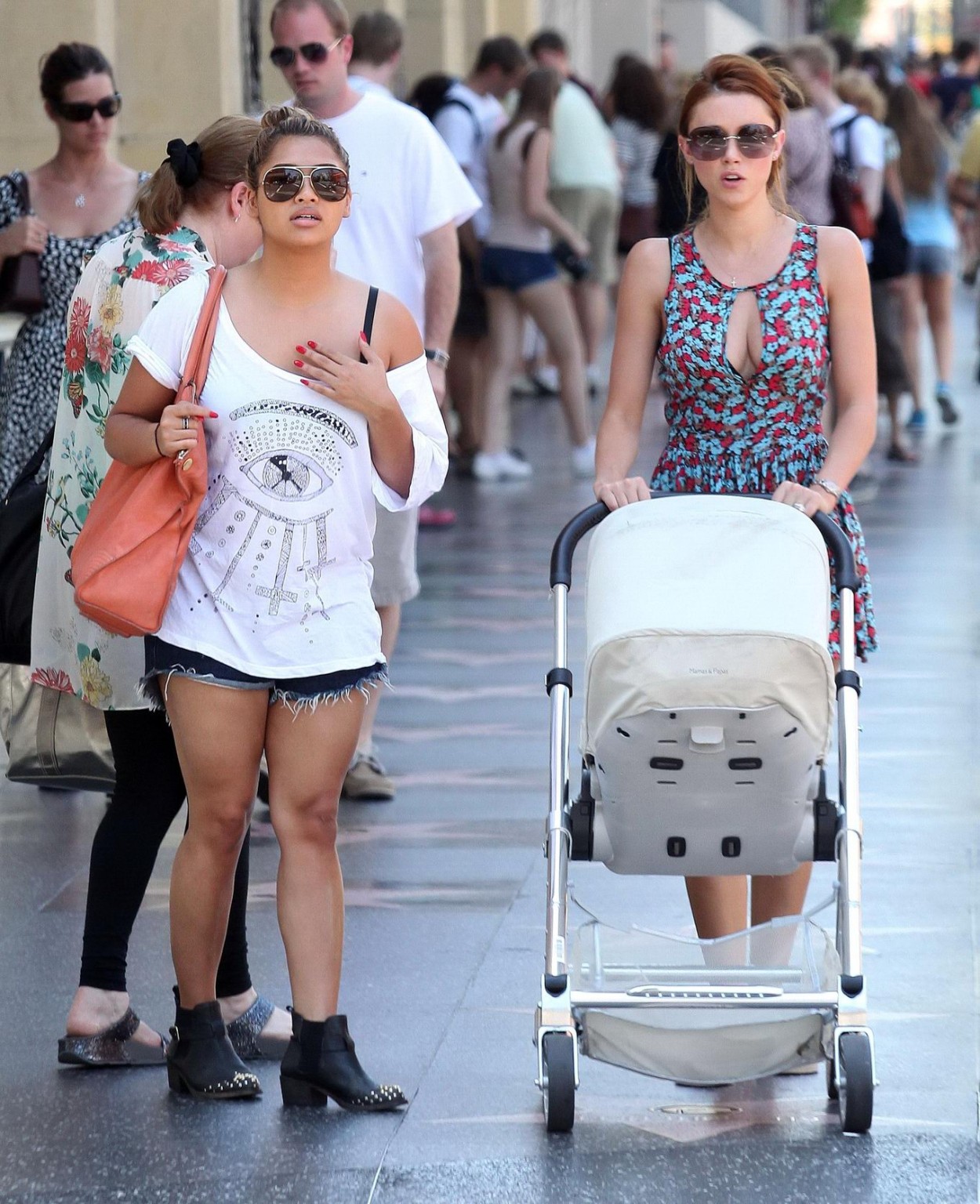 Una healy muestra un enorme escote mientras va de compras en los angeles
 #75254772