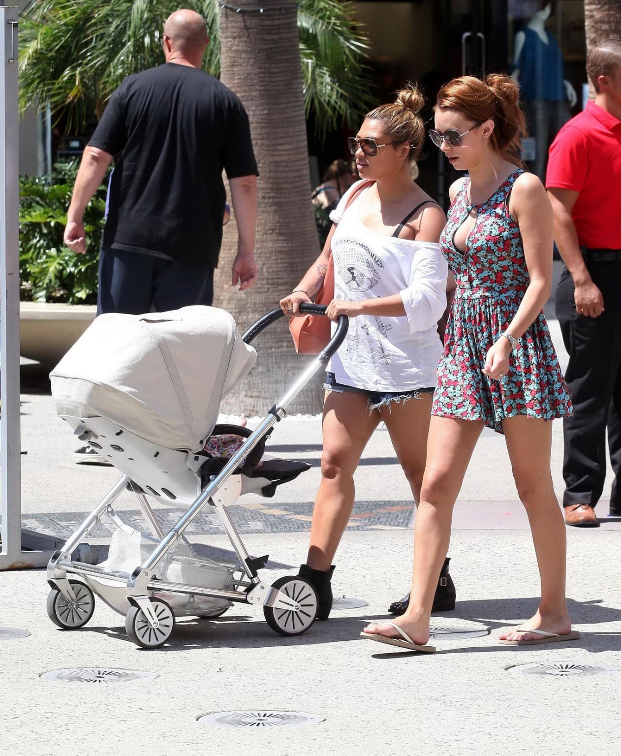 Una healy muestra un enorme escote mientras va de compras en los angeles
 #75254777