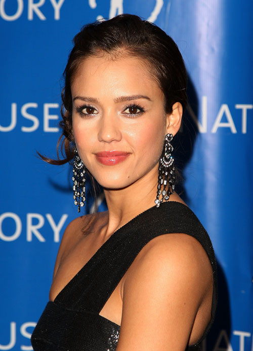 Jessica alba che mostra le sue belle grandi tette in vedere attraverso il vestito
 #75400949