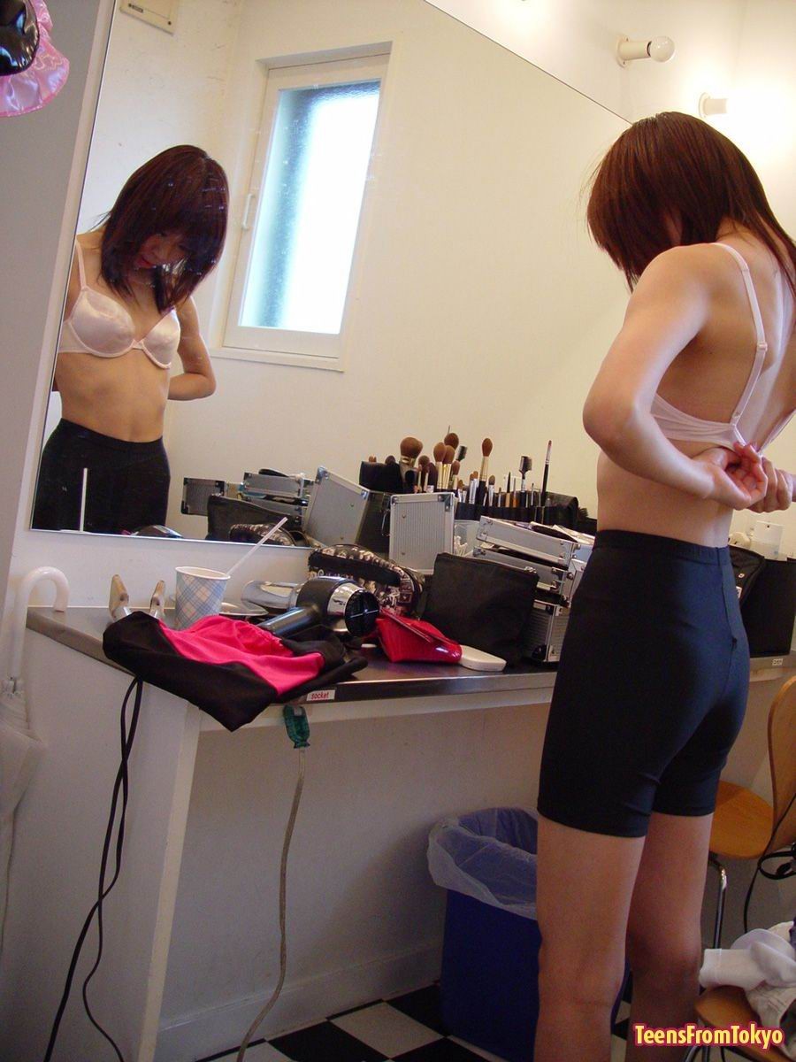 Haarige japanische Teenie wird gefickt
 #69774279