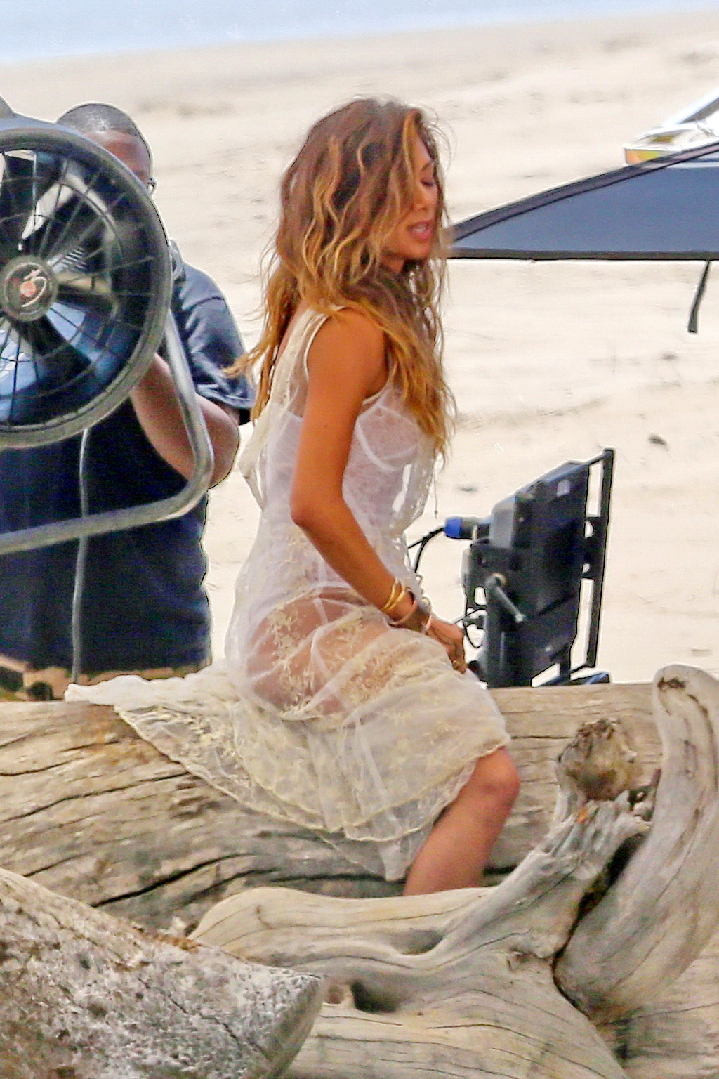 Nicole scherzinger nip slip en el set de su nuevo video musical en malibú
 #75195552