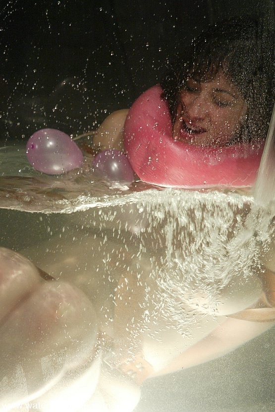 Stacy stax busty babe è legato in corda e immerso in vasca d'acqua
 #71982492