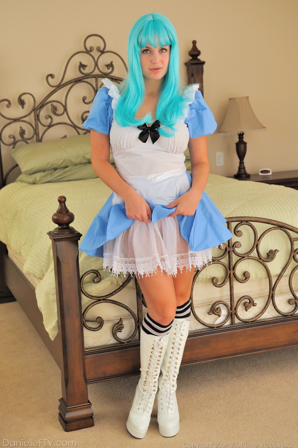 Danielle juega a disfrazarse
 #71322704