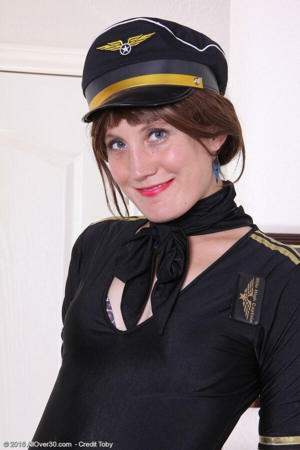 Katrina Mathews Stewardess in schwarzer Uniform und Strümpfen
 #74656390