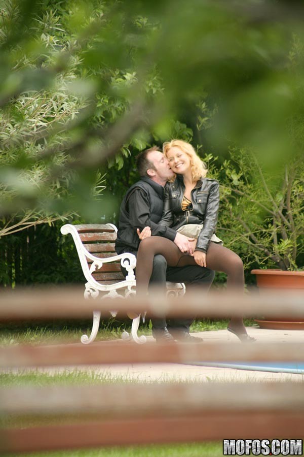Couple espionné en train de baiser fort dans le jardin
 #73676755