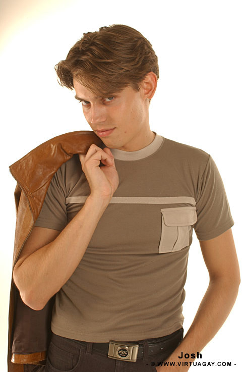 Sexy junger Kerl posiert nackt
 #76990380