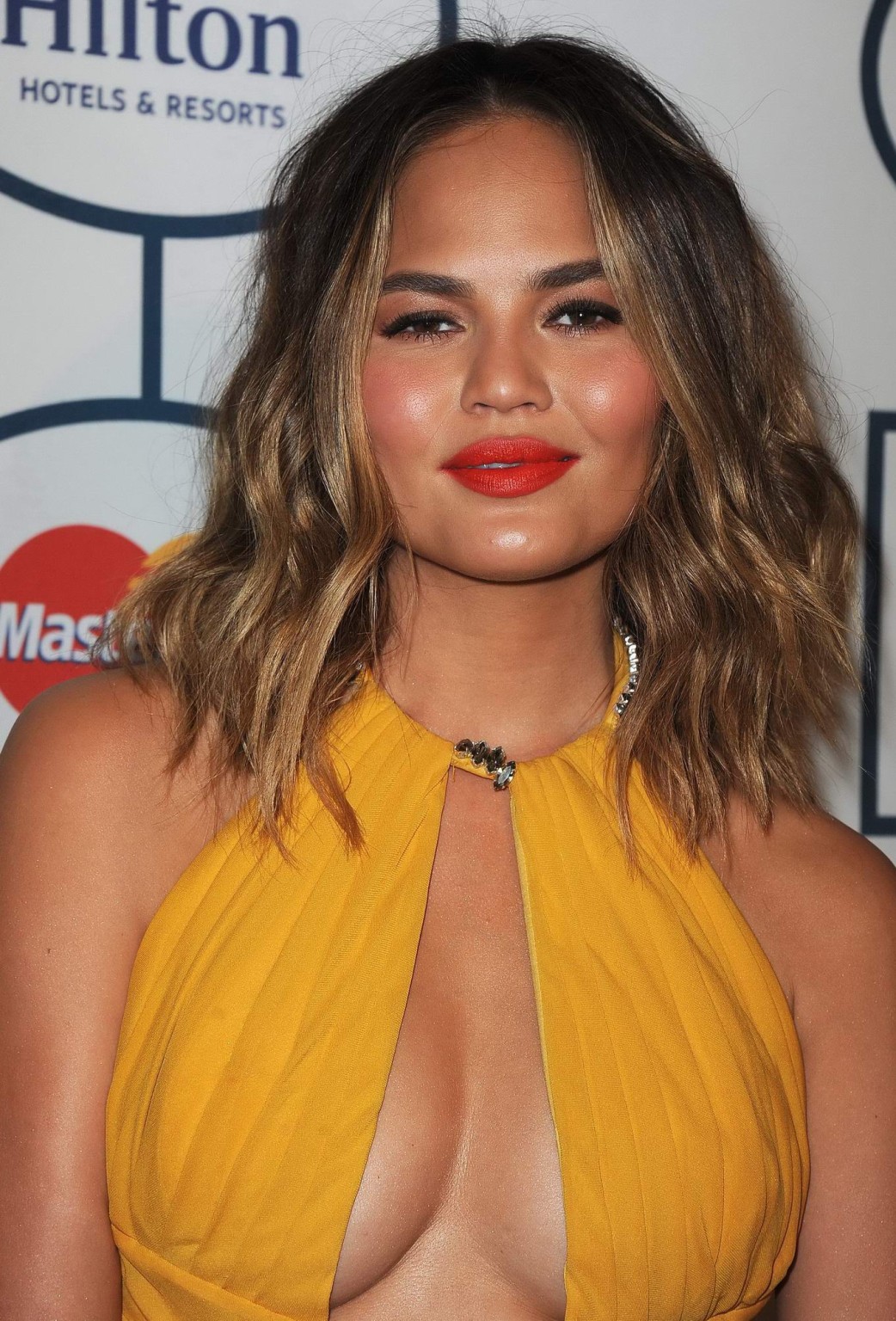 Chrissy teigen mostrando un enorme escote en la 56ª edición de los premios grammy pre
 #75206142