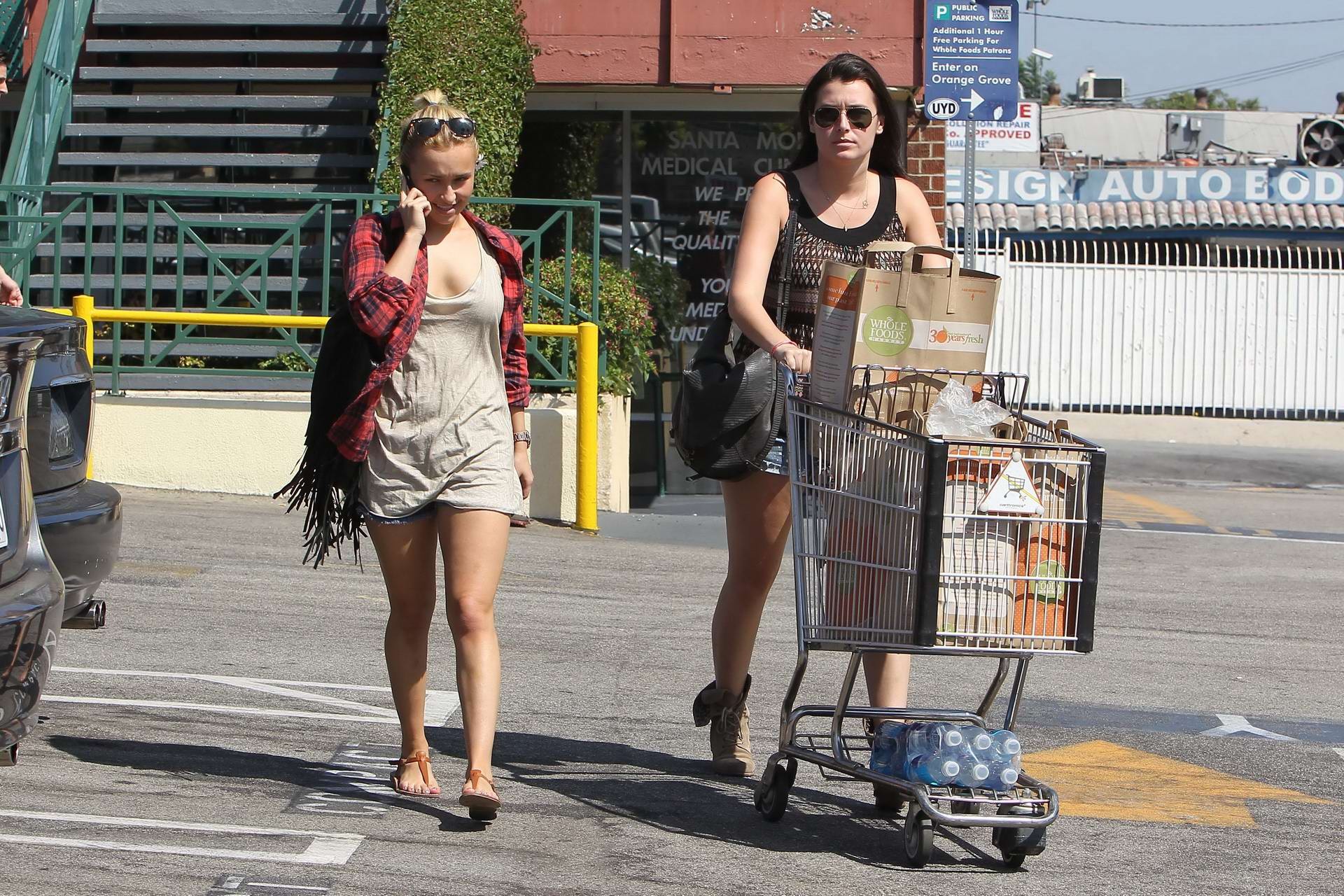 Hayden Panettiere langbeinig in Jeansshorts beim Lebensmitteleinkauf in West Hollywood
 #75332605