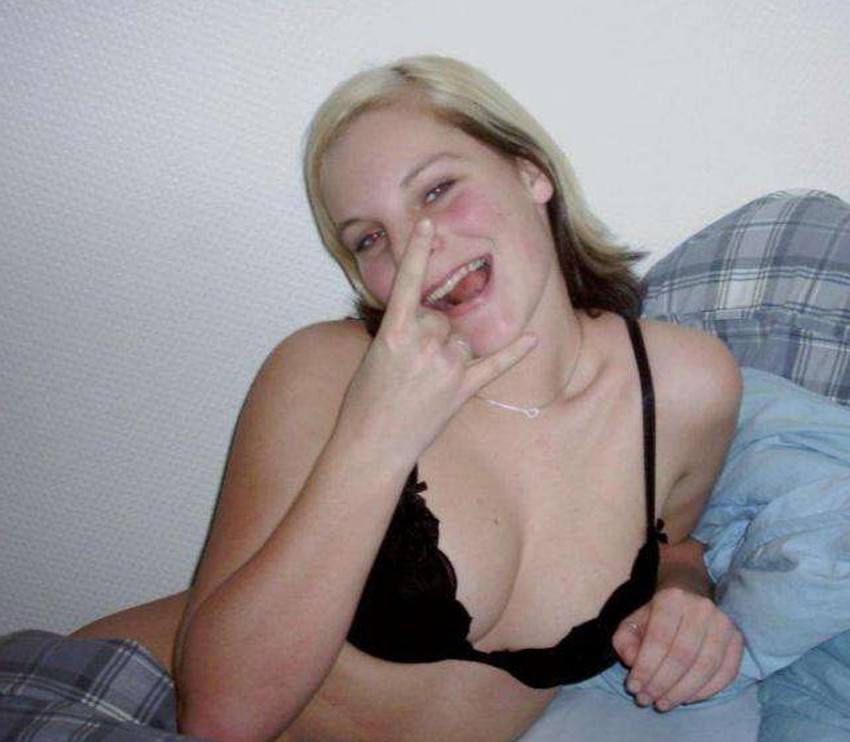 Bilder von einer nackten Blondine in ihrem Schlafzimmer
 #68238222