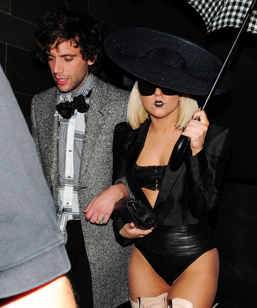 Lady Gaga che mostra il suo grande culo e guardando molto sexy in stivali fuck me e fishn
 #75397411