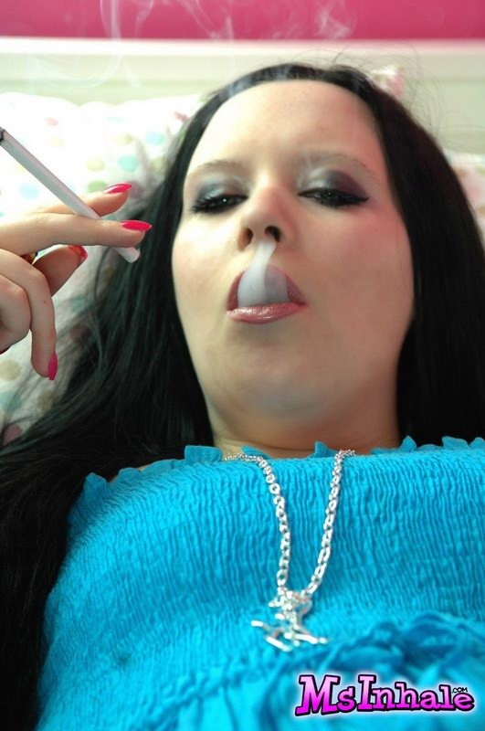 Goth-Teenie raucht und zeigt ihre Muschi
 #78946605