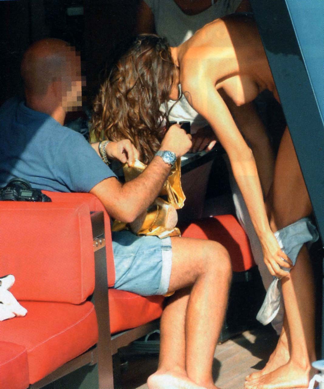 Nina moric esponendo le sue belle grandi tette e culo nudo scatti paparazzi
 #75317250