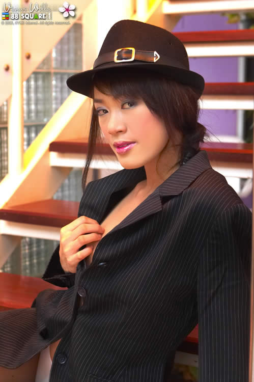 Hermosa modelo asiática con un cuerpo apretado
 #70009537