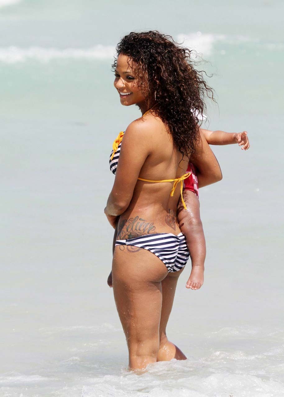 Christina milian esponendo il suo corpo sexy e culo caldo in bikini sulla spiaggia
 #75306087