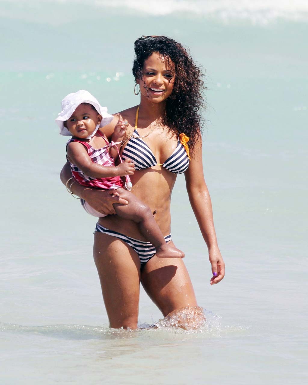 Christina milian exponiendo su cuerpo sexy y su culo caliente en bikini en la playa
 #75306104