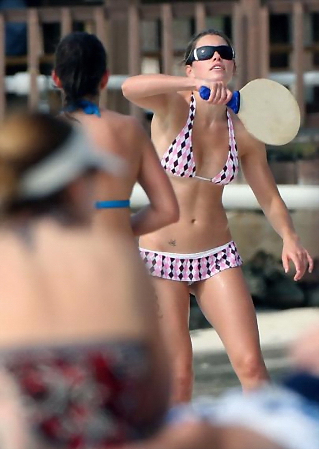 Jessica biel guardando molto caldo in bikini mentre praticato alcuni sport da spiaggia in pue
 #75258783