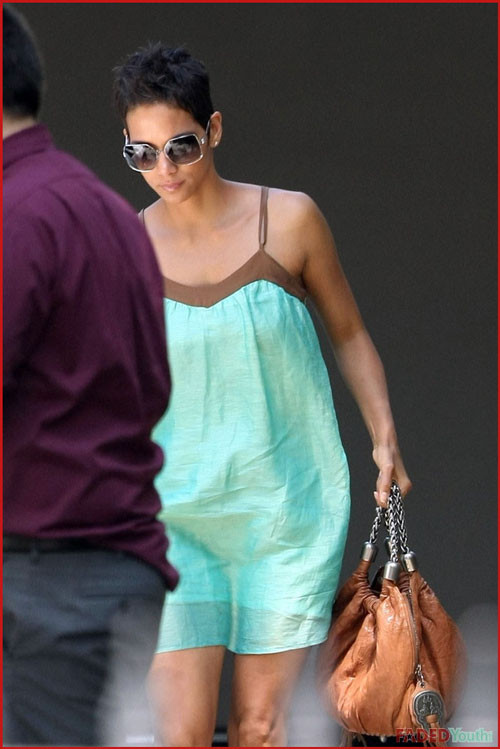 Halle berry montre sa chatte et ses seins et baise fort
 #75391237