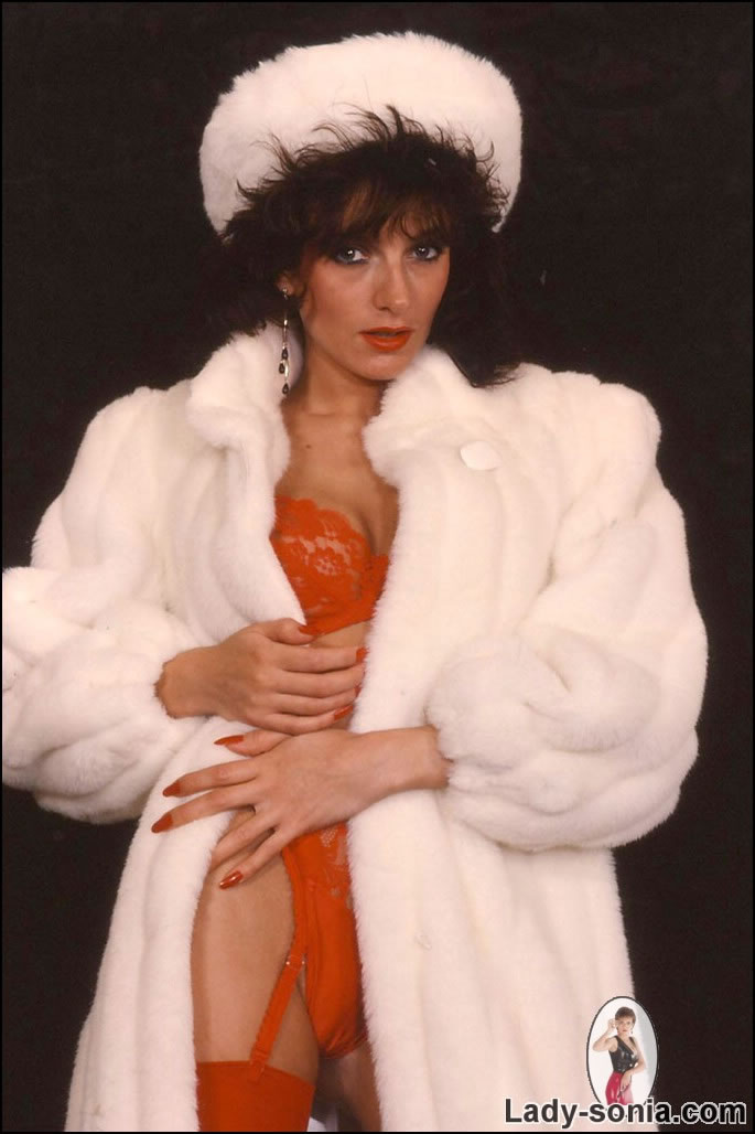 Lingerie milf lady sonia sexy en manteau de fourrure blanche et chapeau
 #71197863
