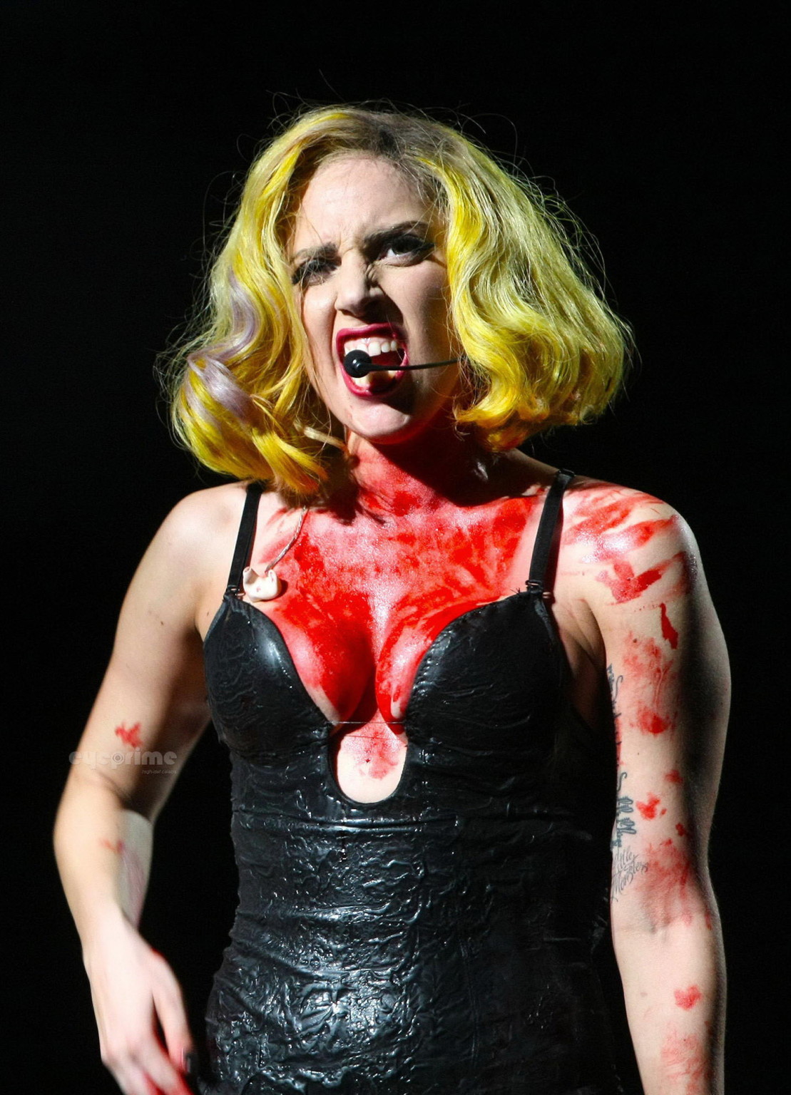 Lady Gaga come vampirella in lingerie mostrando scollatura sanguinosa sul palco
 #75342624