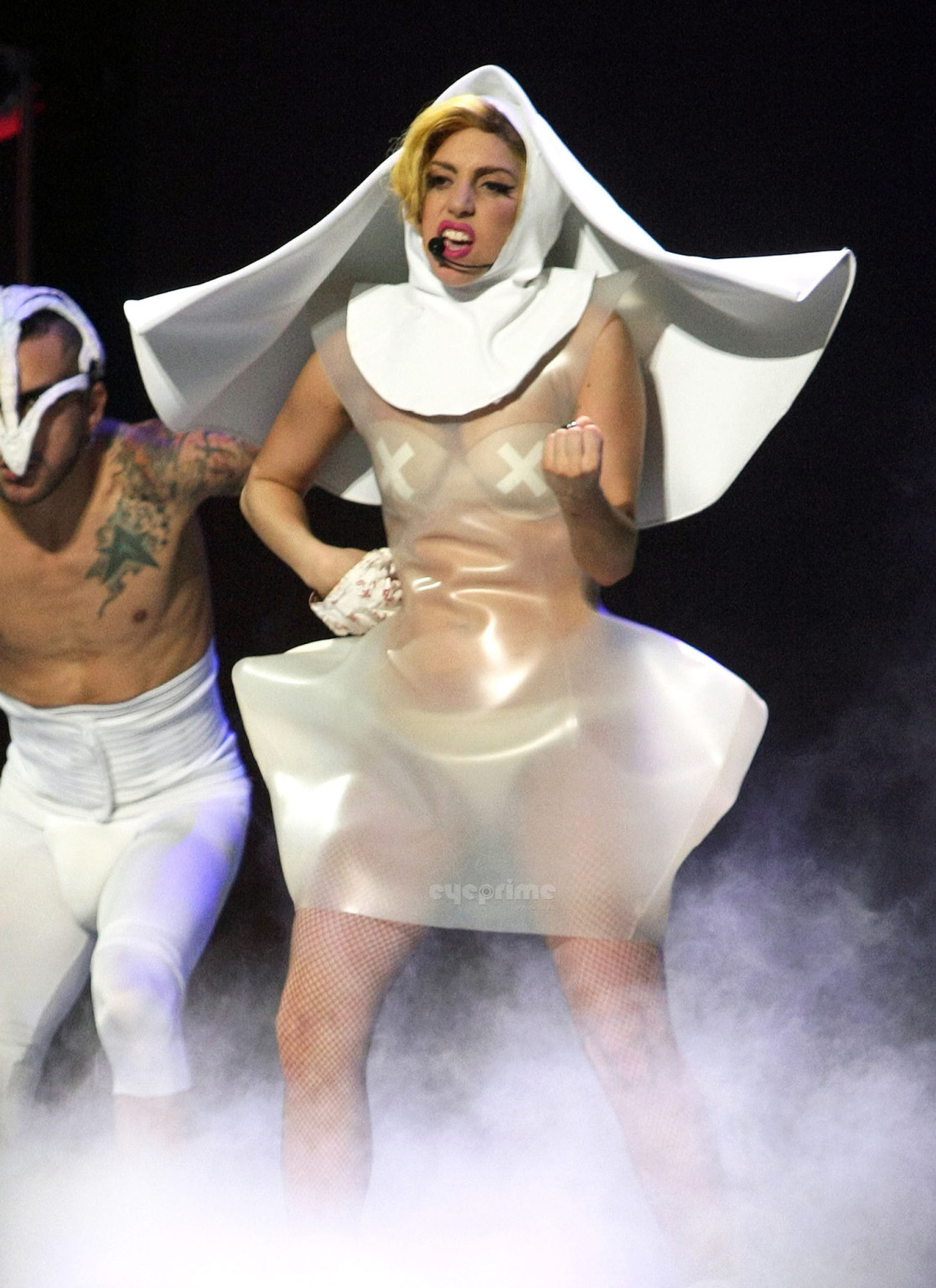 Lady Gaga come vampirella in lingerie mostrando scollatura sanguinosa sul palco
 #75342631